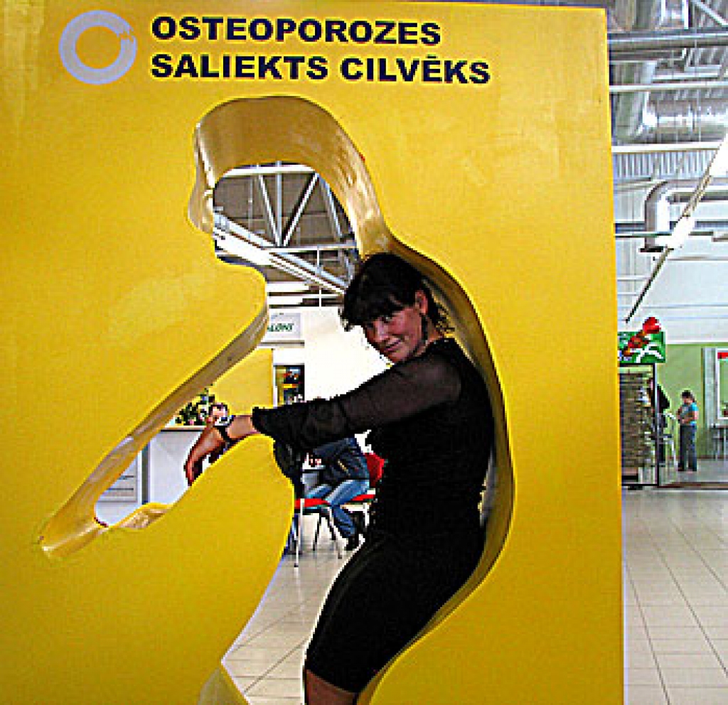 Lai pārliecinātos, kā osteoporoze samazina augumu un izliec mugurkaulu, maketā, ko mēdz saukt par «kukažiņu», mēģināja ielocīties ceraukstiete Anita Bužeriņa. Viņa atzīst, ka poza ir ļoti neērta.
Autors: Juris Iļņickis