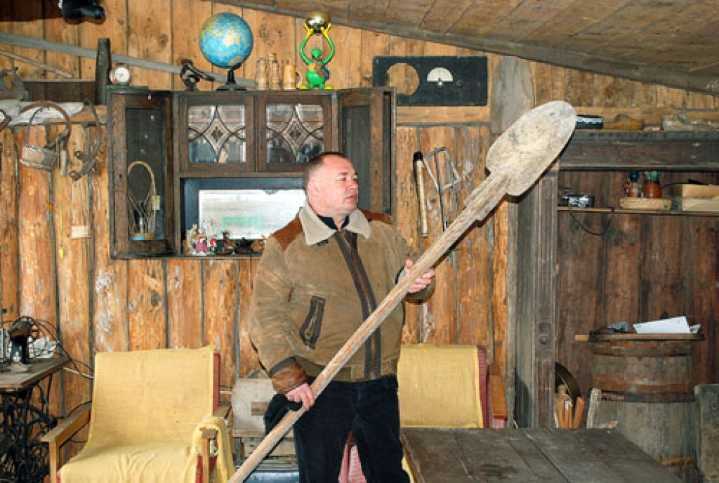 Raitim un Ivetai Garajiem patīk savā sētā un mājā izlikt senus priekšmetus. Nelielā nojumē dārzā ir gan vēsturiskas klavieres, gan kokle, kā arī kādreizējā kaimiņa galdnieka gatavotās slēpes un darbarīki. Raitis Garais rāda ciemiņiem maizes lizi, kura bieži lietota. 
Autors: Ivars Bogdanovs