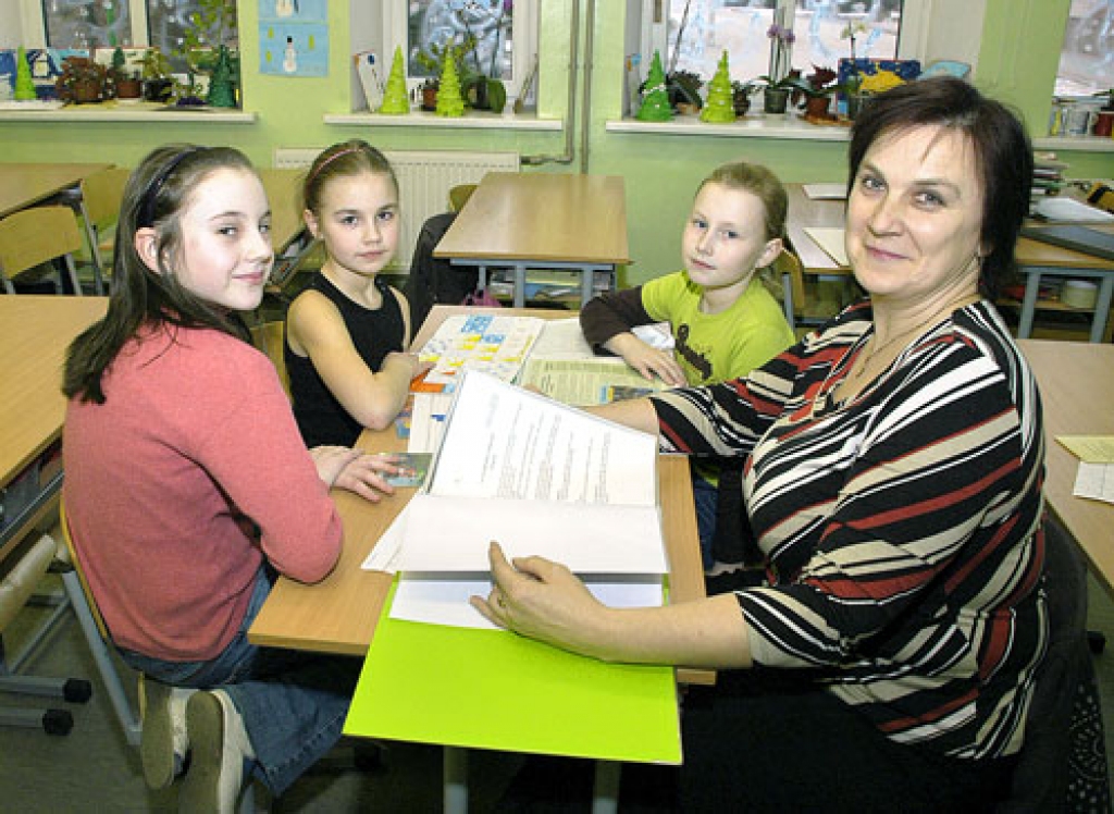 Pilsētas pamatskolas 3. klases komanda un viņu skolotāja Inta Šarikova nesen uzvarēja izziņas spēļu konkursā «Iepazīsti vidi!».
Autors: no «Bauskas Dzīves» arhīva