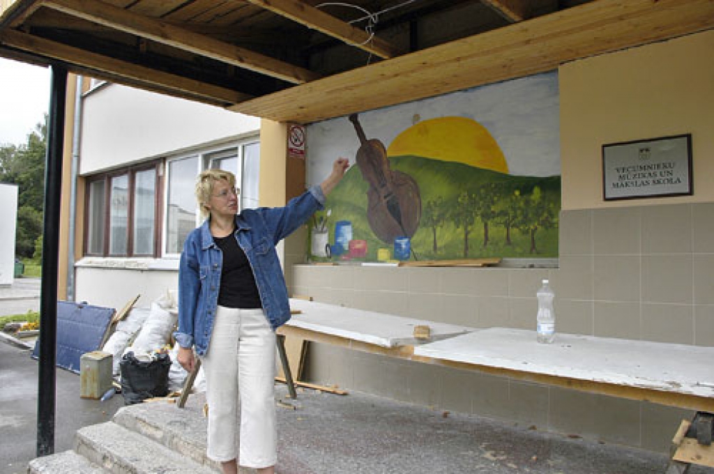 Vecumnieku mūzikas un mākslas skolas direktore Iveta Lavrinoviča pie skolas ēkas.
Autors: no «Bauskas Dzīves» arhīva