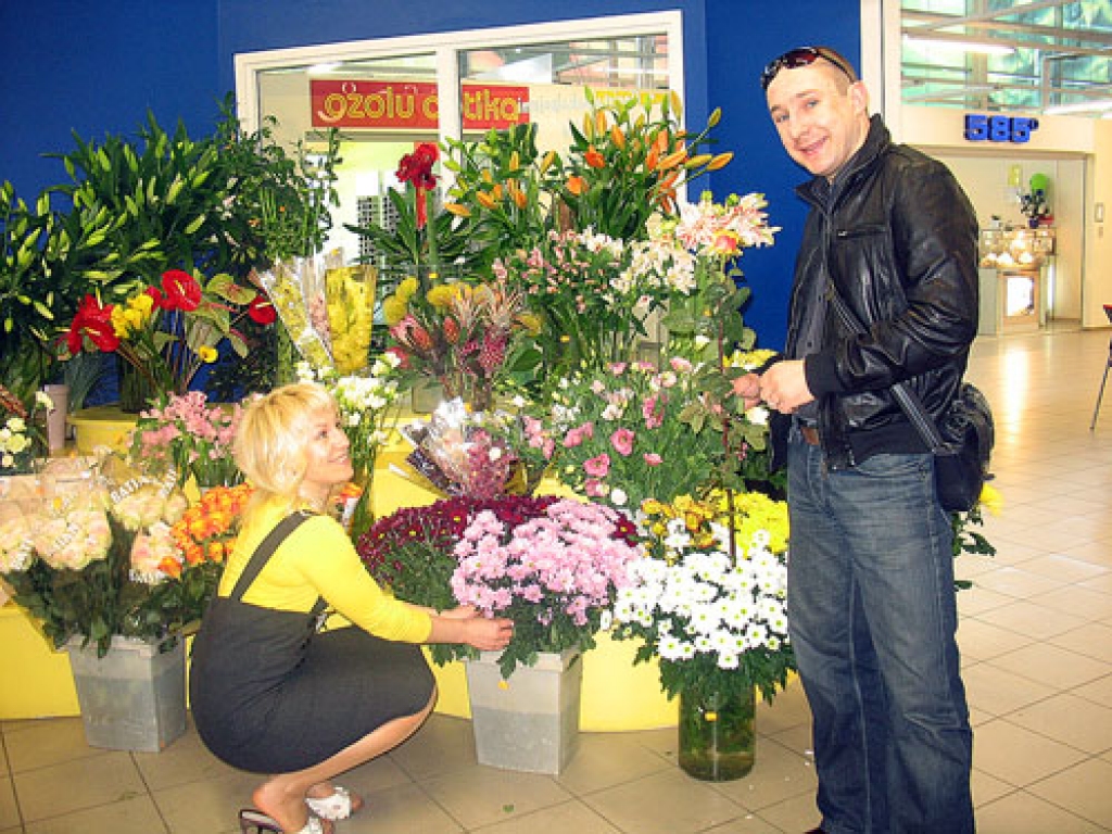 Ziedu salonā «Kristīne» Uldis Smiltiņš vienu puķi nolēmis uzdāvināt pārdevējai Dacei Kalniņai.
Autors: Vilnis Auzāns