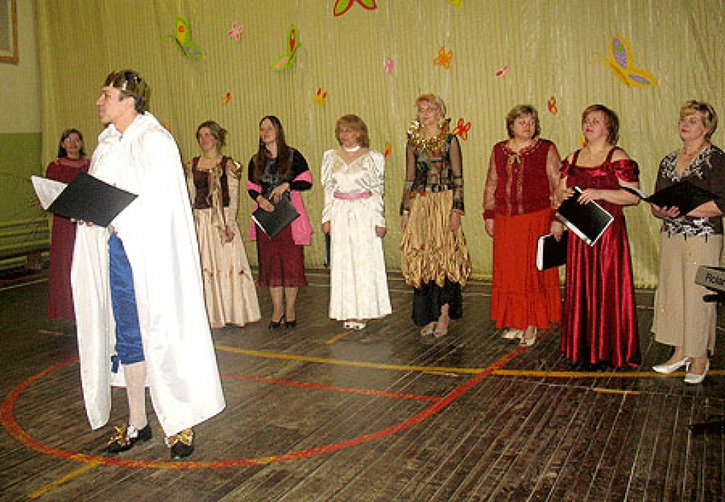 Princis (Aigars Reinholds) nolēmis šajā vakarā princesi meklēt starp vokālā ansambļa «Vēl mazliet» dziedātājām.
Autors: Vilnis Auzāns