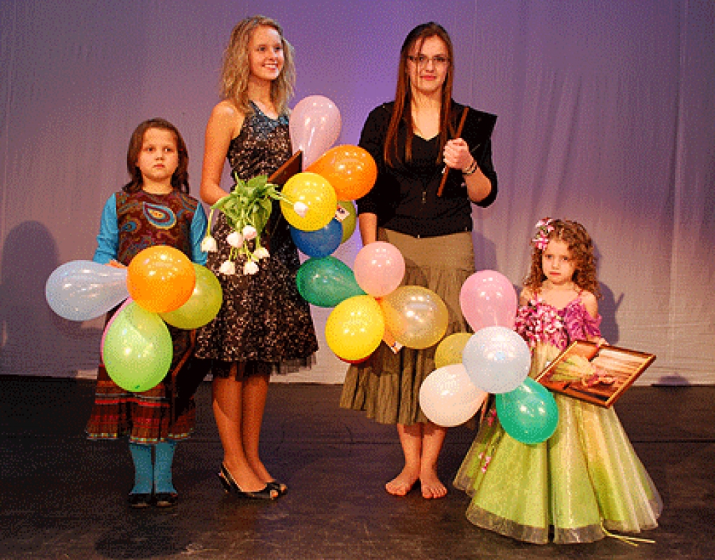 Konkursa «Bauskas balsis 2009» uzvarētājas: Anna Karele, Ieva Karpoviča, Ieva Lavrinoviča, Amanda Ivulāne.
Autors: Laimonis Šulcs