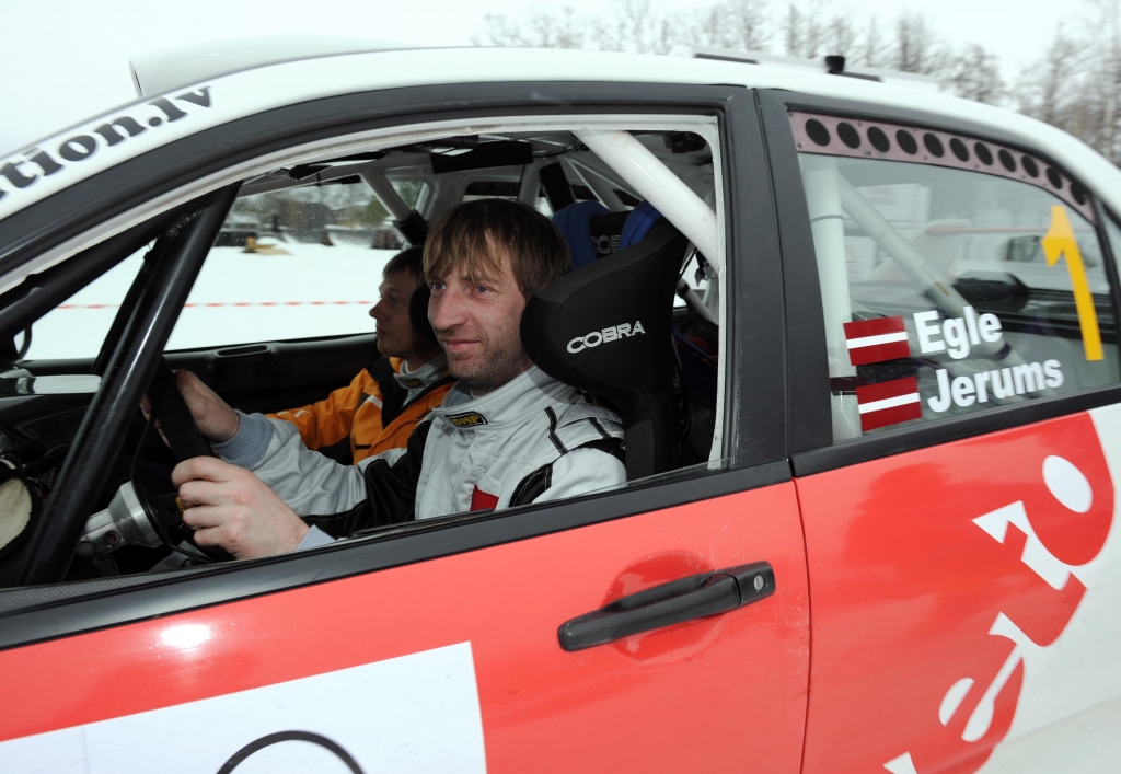 Aivis Egle/Mārtiņš Jerums solīja Joensū sacīksti aizvadīt rezervēti, lai  garantētu finiša sasniegšanu. Pat šāda apņemšanās neliedza pērnā gada  čempioniem gūt uzvaru N4 klasē arī Somijā.
Autors: Zigismunds Zālmanis, Nikon