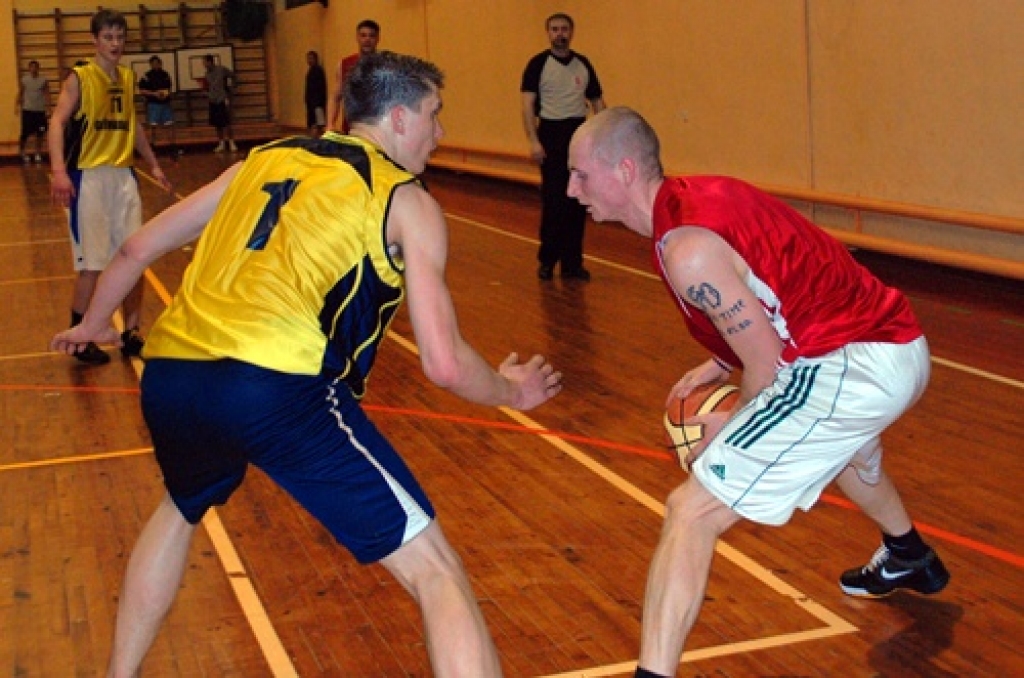 Cīņā par trešo vietu tiekas divi no turnīra labākajiem spēlētājiem - vērtīgākais spēlētājs Gundars Brička (no kreisās) un trīspunktu metienu uzvarētājs Armīns Dīcis.
Autors: Uldis Varnevičs