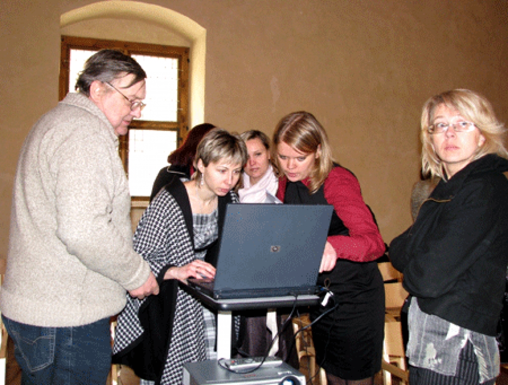 Organizētāju pārstāvei Bauskas TIC direktorei Inesei Turkupolei-Zilpurei (centrā) ar tehnisko nodrošinājumu līdzēja Bauskas pils muzeja darbinieks Aivars Jansons. 
Autors: Juris Iļņickis