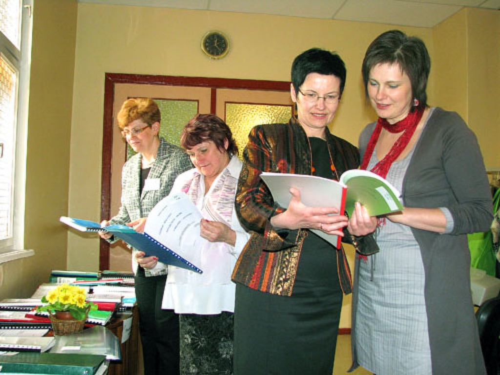 Skolotājas Ludmila Baltrušaite (priekšplānā no kreisās), Lilita Vanaga un Svetlana Panovska darba pieredzē dalās ar BJC metodiķi Vivitu Frīdenbergu (priekšplānā no labās).
Autors: Juris Iļņickis