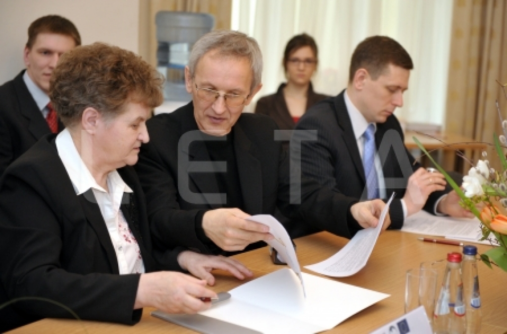 Bauskas domes priekšsēdētāja Ārija Gaile, pašvaldības Nekustamo īpašumu apsaimniekošanas nodaļas vadītājs Voldemārs Čačs un Valmieras pilsētas izpilddirektora vietnieks Māris Heinols (no labās) piedalās pasākumā, kurā tiek parakstīti līgumi par projektu ieviešanu Eiropas Reģionālā attīstības fonda aktivitātē 