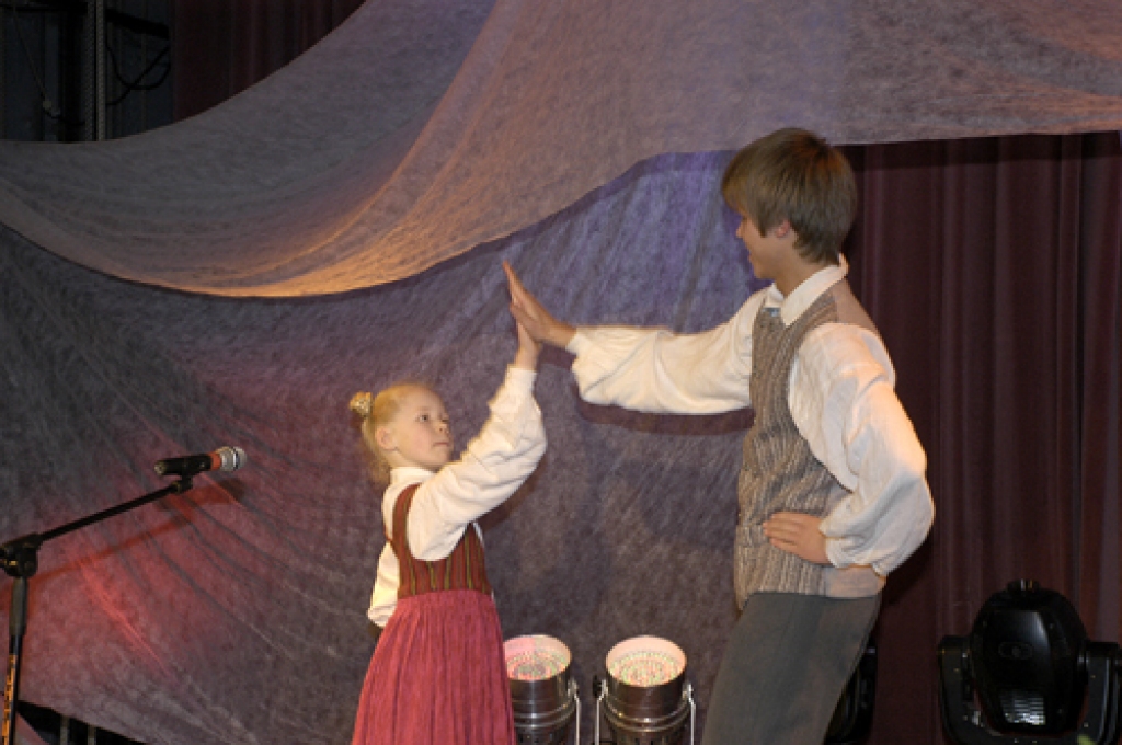 Konkursa pusfinālā skatītāji nemanīja uztraukumu  Jāņa Bukša priekšnesumā, izpildot dziesmu «Dzeltenās kurpes». «Dziedu tikai otro gadu, konkursā esmu debitants, bet man iepatikās. Varu atzīties, biju satraucies, taču publikas lieliskais atbalsts man ļoti palīdzēja,» tā pēc uzstāšanās «Bauskas Dzīvei» atzina J. Bukšs.
Autors: No «Bauskas Dzīves» arhīva.