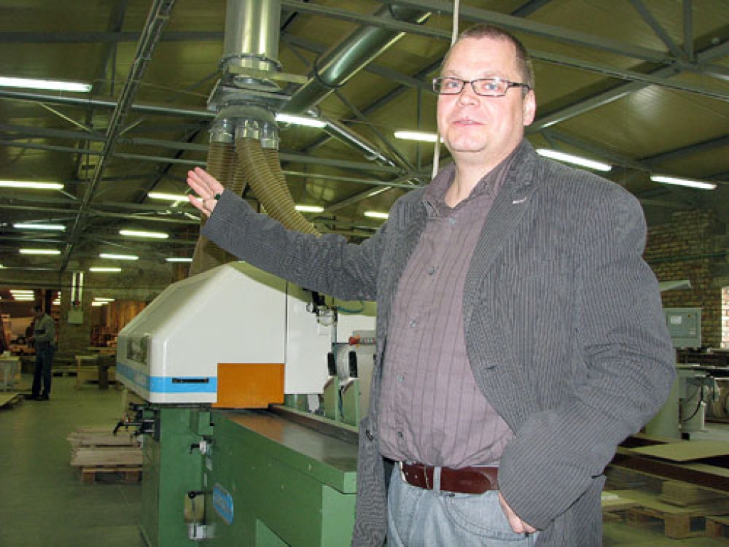 SIA «Spals» ražošana ir sakārtota rindā – vienā galā ieved izejvielas, bet otrā – jau ved prom gatavo produkciju. Valdes loceklis Jānis Nudiens saka: «Katrs darbinieks pilda savu uzdevumu un nevienu no virknes izņemt nevar.»
Autors: Juris Iļņickis