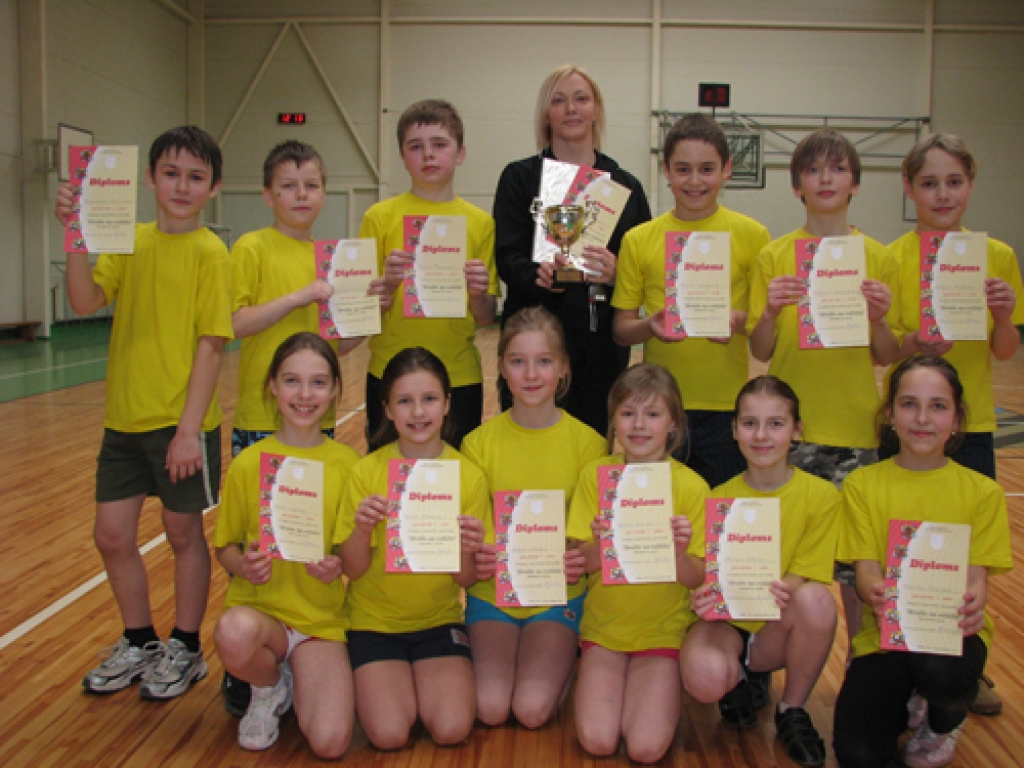 Īslīces vidusskolas sākumskolas komanda šogad ir labākie Zemgalē sacensībās «Drošie un veiklie». Skolēni uzskata, ka viens no galvenajiem panākumu kaldinātājiem ir veiksmīga gatavošanās sacensībām skolotājas Aivas Skalderes vadībā.
Autors: Juris Iļņickis