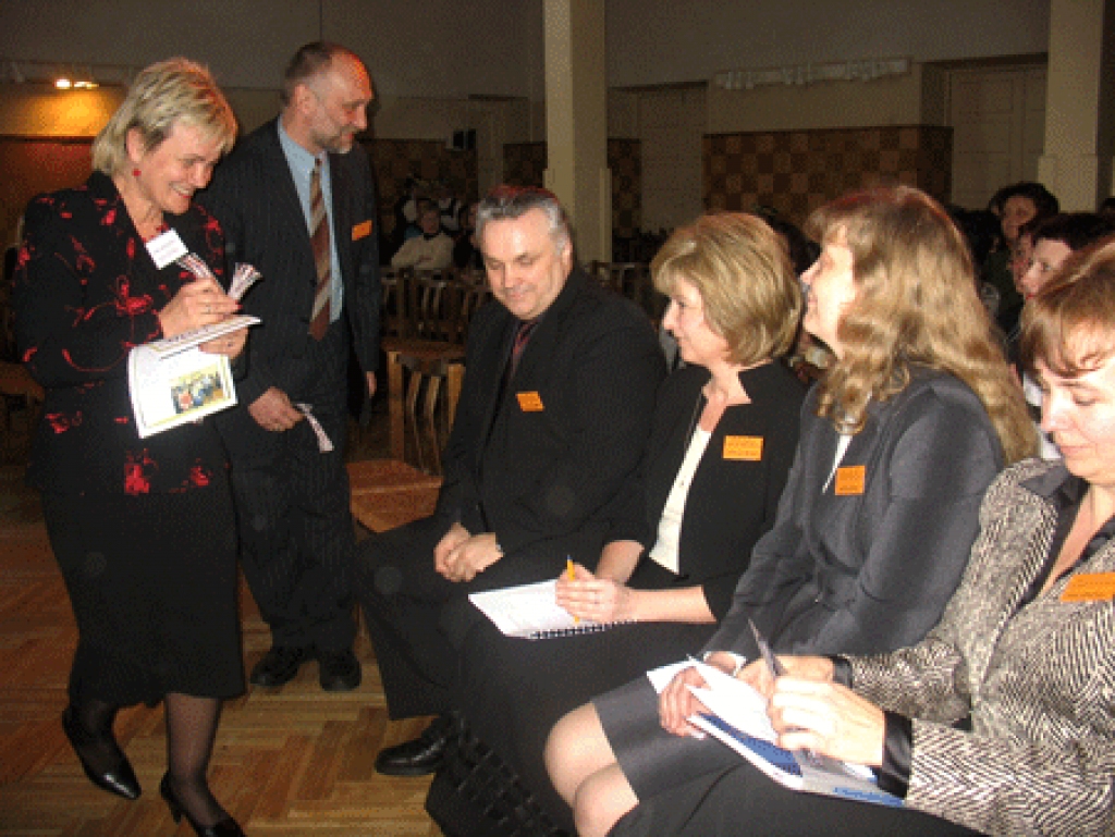 Bauskas 1. vidusskolas direktora vietniece Ināra Graudiņa pateicas akreditācijas komisijas locekļiem par rūpīgo skolas darba izvērtēšanu.
Autors: Vilnis Auzāns