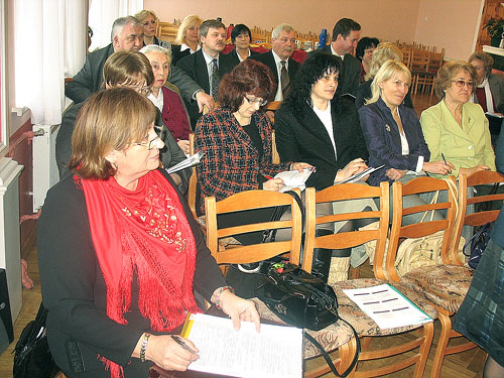 Bauskas rajona skolu direktori uzklausa rajona Padomes Izglītības pārvaldes vadītājas Aijas Spriņķes skaidrojumu par ministrijas izstrādāto finansējuma modeli «Nauda seko skolēnam».  
Autors: Vilnis Auzāns