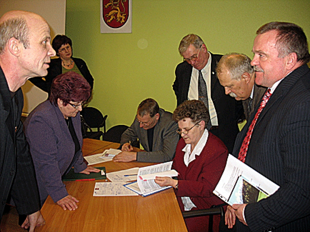 Pēc oficiālās sanāksmes daļas topošā Bauskas novada pašreizējie pagastu vadītāji iekarsa diskusijās. Priekšplānā Ceraukstes pagasta padomes priekšsēdētājs Jānis Feldmanis (no kreisās) un Gailīšu pagasta padomes priekšsēdētājs Valdis Veips.
Autors: Vilnis Auzāns