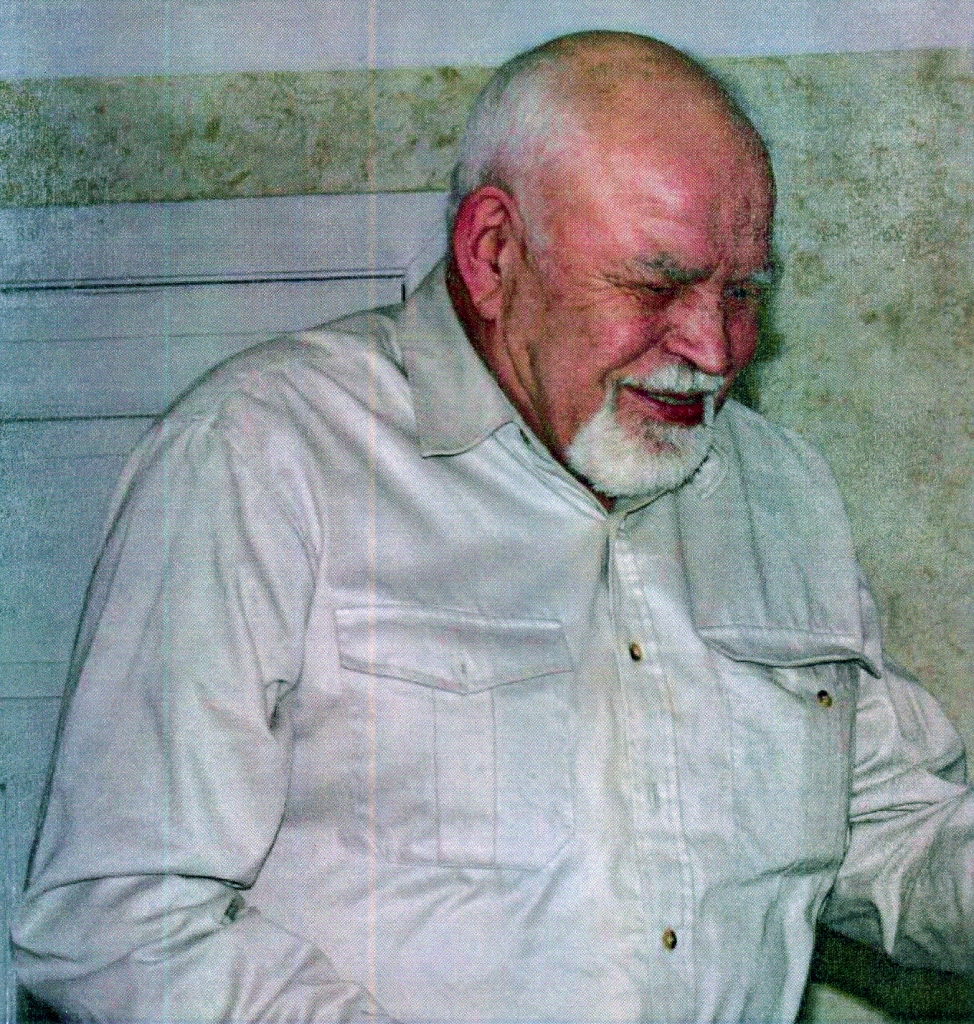 Meklētā vīrieša pazīmes: 174 cm garš, mati īsi sirmi, kopta sirma bārda, apaļīgas miesas būves. Uz vienas no rokām slāvu burtiem tetovējums 