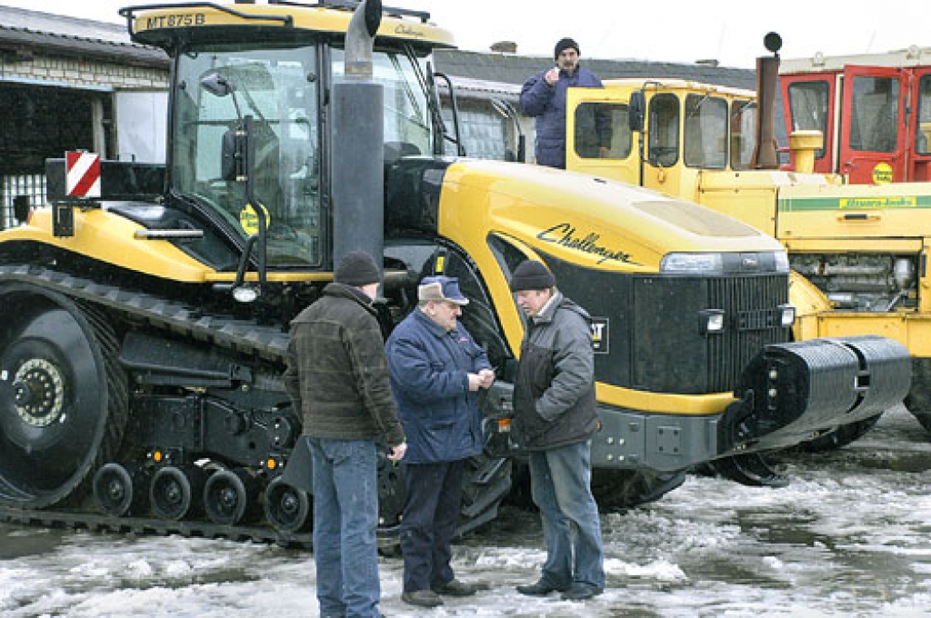 Jaudīgākais no SIA «Uzvara-Lauks» traktoriem – «Challenger» – tehnisko apskati izgāja pirmais. Apspriežas SIA «Uzvara-Lauks» agronoma palīgs Juris Butkus (no kreisās), VTUA Bauskas rajona nodaļas vecākais inspektors Gunārs Gailis un «Challenger» vadītājs Agris Bergmanis. 
Autors: Ivars Bogdanovs