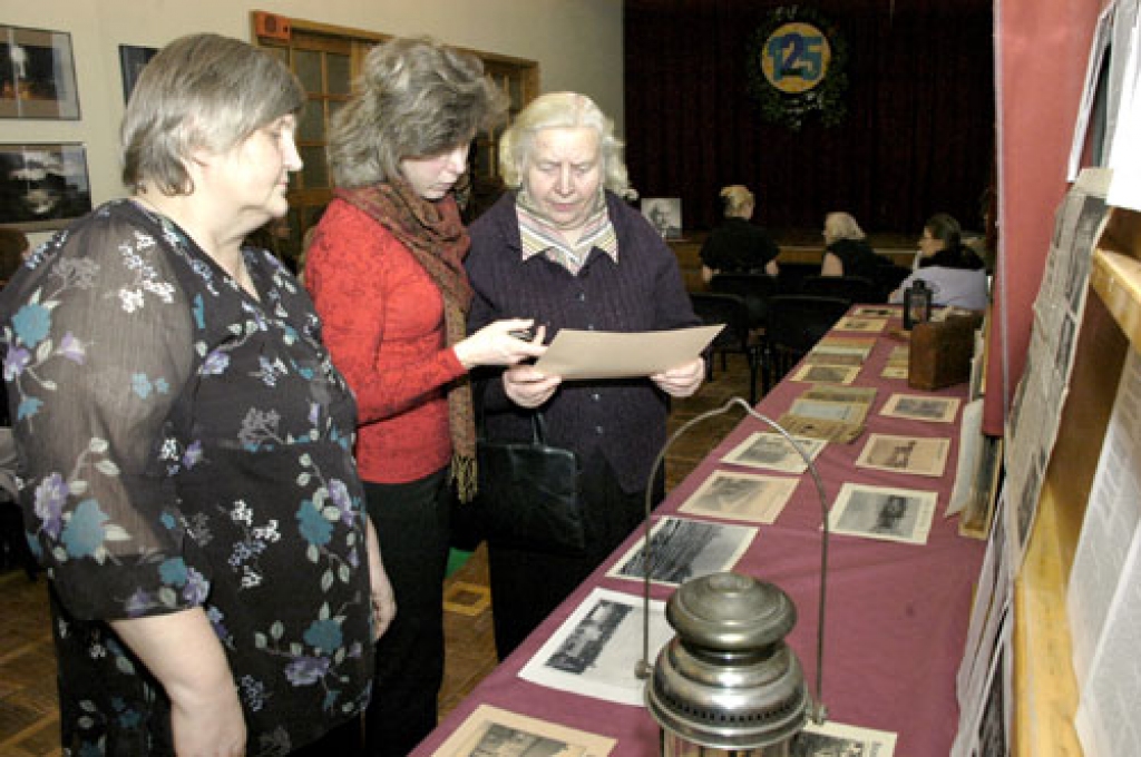 Seno Bauskas fotogrāfiju izstādi aplūko Ilva Strautzele, Laimdota Ozoliņa un Zīna Baļčūne. 
Autors: Ivars Bogdanovs