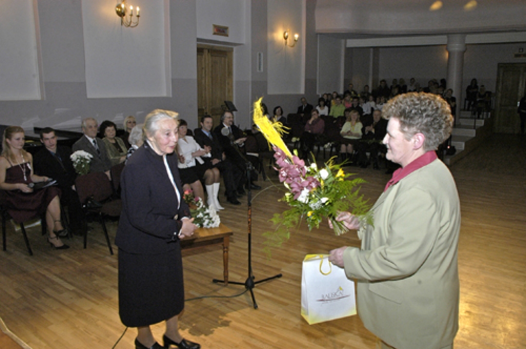 Vakara vidusskolas direktori Jeļenu Žuravļovu sveic mācību iestādes absolvente, Bauskas Domes priekšsēdētāja Ārija Gaile. 
Autors: Ivars Bogdanovs