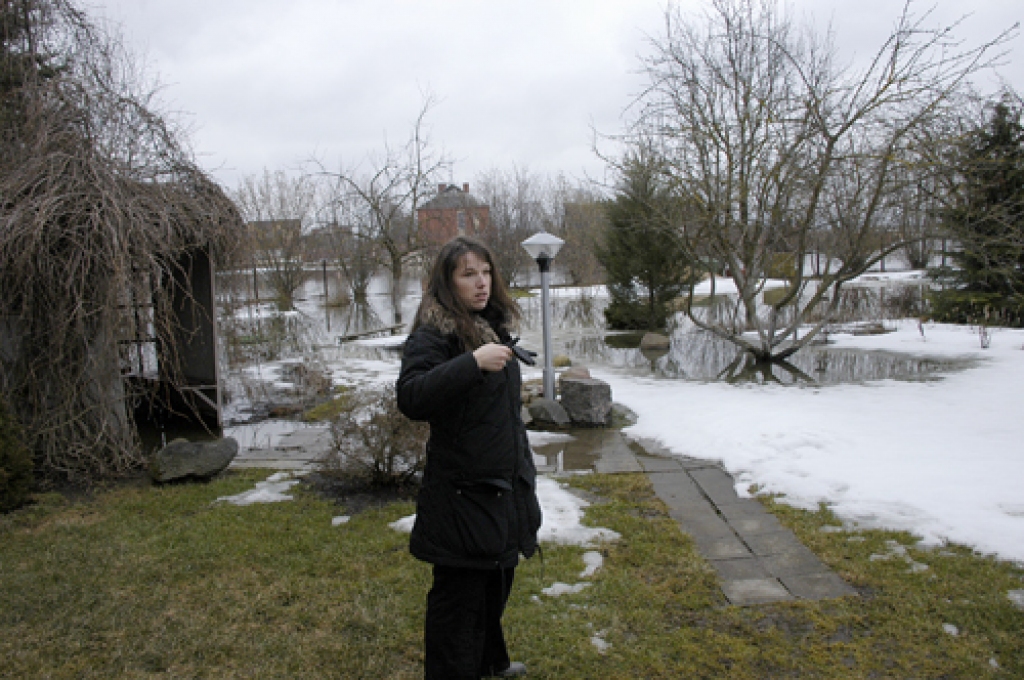 Pavasara ūdeņi sagādājuši nepatīkamu pārsteigumu daudziem Īslīces pagasta Bērzkalnu puses iedzīvotājiem. Vairāku māju pagrabi, pagalmi, saimniecības ēkas svētdienas, 29. marta, vakarā pāris stundu laikā pieplūduši ar ūdeni. 