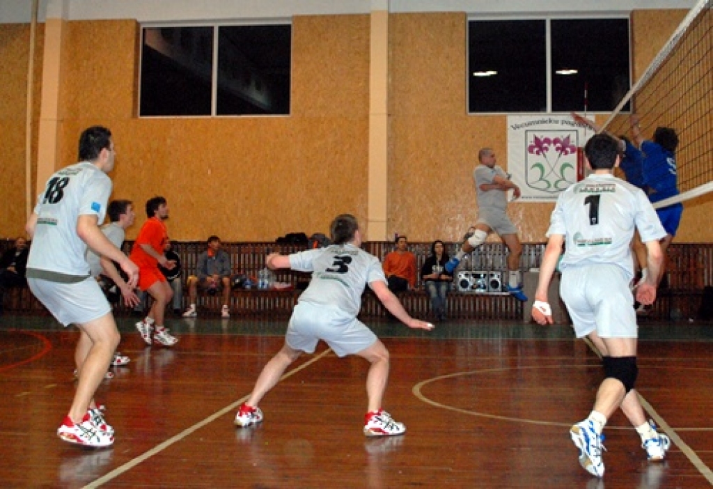 Ceturtdien, 26. martā, Vecumnieku pagasta sporta zālē, zaudējumu piedzīvoja SK «Vecumnieki» komanda. Jau otro spēli pēc kārtas spēcīgāki izrādījās SK «RTU» volejbolisti, kas ar 0:3 pieveica Vecumnieku sportistus.
Autors: Uldis Varnevičs