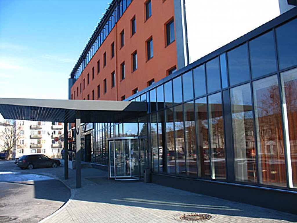 Likuma par Latvijas valsts karogu 2. pantā noteikts, ka 25. martā valsts karogs sēru noformējumā paceļams pie pilsētu un novadu Domju, rajonu un pagastu Padomju, visu veidu iestāžu, uzņēmumu un organizāciju ēkām, kā arī dzīvojamām ēkām....
Autors: Vilnis Auzāns