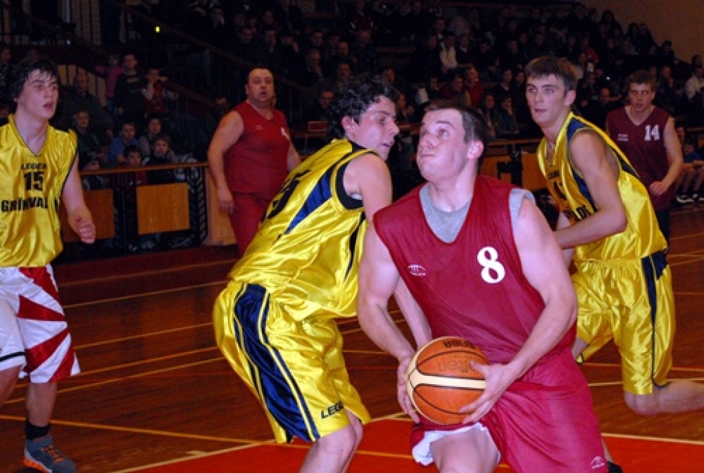 Divas aizraujošas spēles 5. marta vakarā Sporta un atpūtas kooperatīvās sabiedrības «Dartija» sporta namā  noslēdza Iecavas novada 2009. gada 14. atklāto čempionātu basketbolā. 
Autors: Uldis Varnevičs