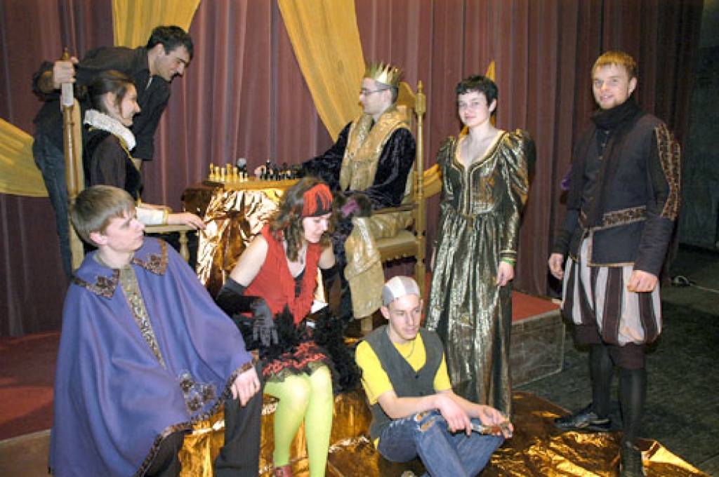 Bauskas neatkarīgā jauniešu teātra «Smieties Drīkst Raudāt!» dalībnieki pirms izrādes. 