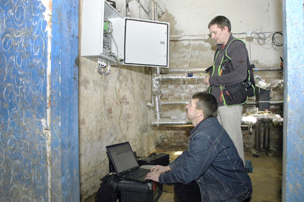 Lietuviešu meistaru Svajuna Markauska un Vilmanta Mihņevičus paveiktais ļaus kontrolēt Uzvaras ielas 9. nama siltuma patēriņu attālināti – ar datora palīdzību.