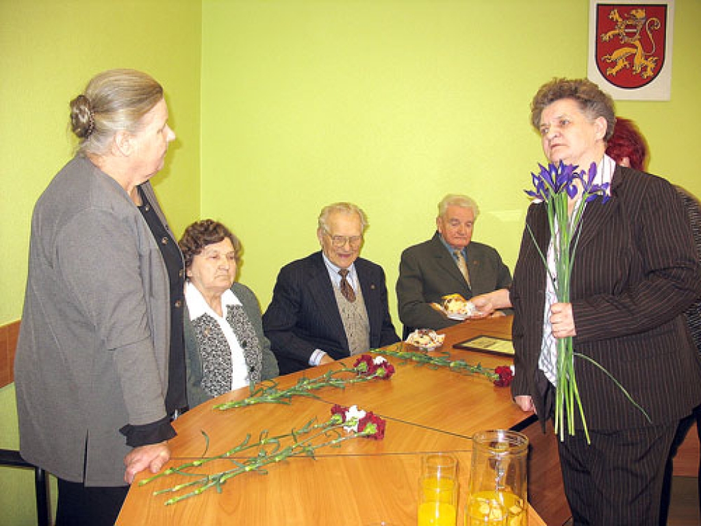 Emīlija Bogdanova (no kreisās) Domes priekšsēdētājai Ārijai Gailei vaicā viņas viedokli par lauksaimniecības nākotni Latvijā. 