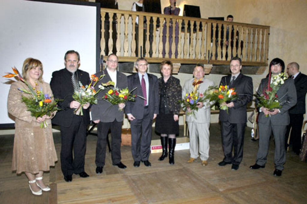 Ekspertu izvirzītie seši konkursa «Bauskas rajona uzņēmējs 2008» finālisti – no kreisās – Mārīte Ķikure, Edgars Maišelis, Jānis Nudiens, Raitis Garais, Uldis Kolužs un Arņa Vēja balvu vakarā saņēma viņa vietnieks Agris Mustermanis. Attēlā vidū – rajona Padomes priekšsēdētājs Aivars Okmanis un sekretāre Baiba Marčenkova. 