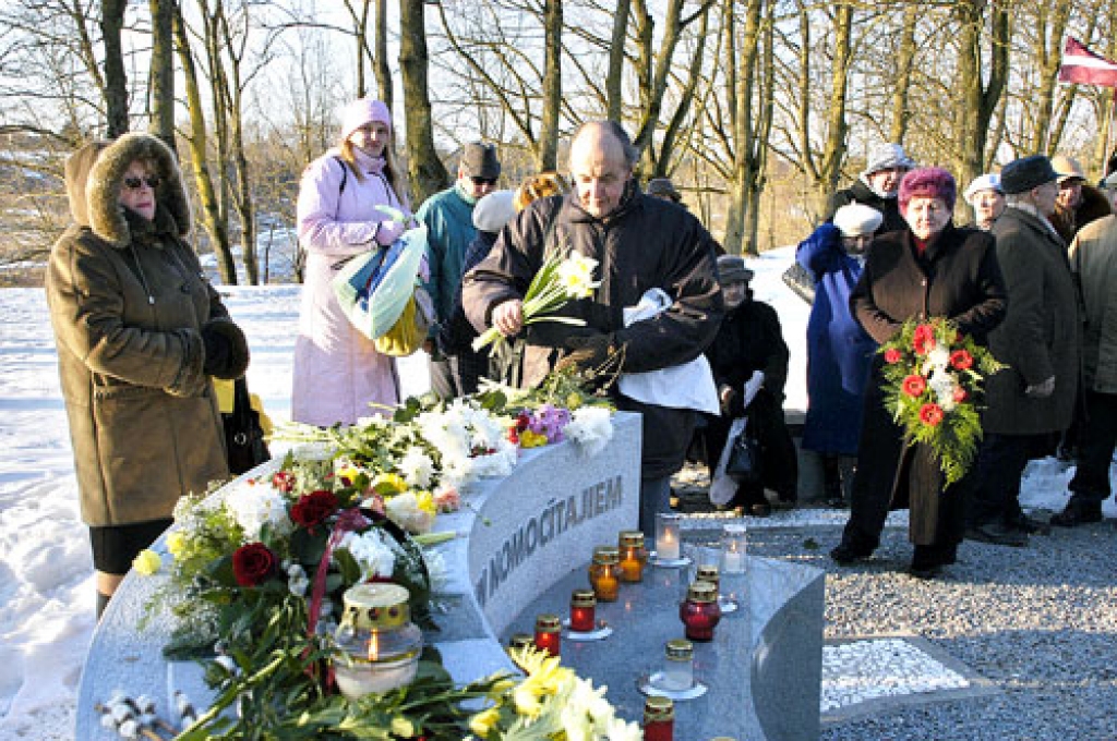 Pie pieminekļa komunistiskajā režīmā cietušajiem un bojā gājušajiem ziedus noliek Jānis Zemtautis. Viņš pirms 60 gadiem kopā ar vairākiem jauniešiem mēģināja brīdināt par iespējamām represijām, tādēļ tika sodīts ar 15 gadiem ieslodzījumā, bet viņa brālim Gunāram piesprieda nāvessodu. 