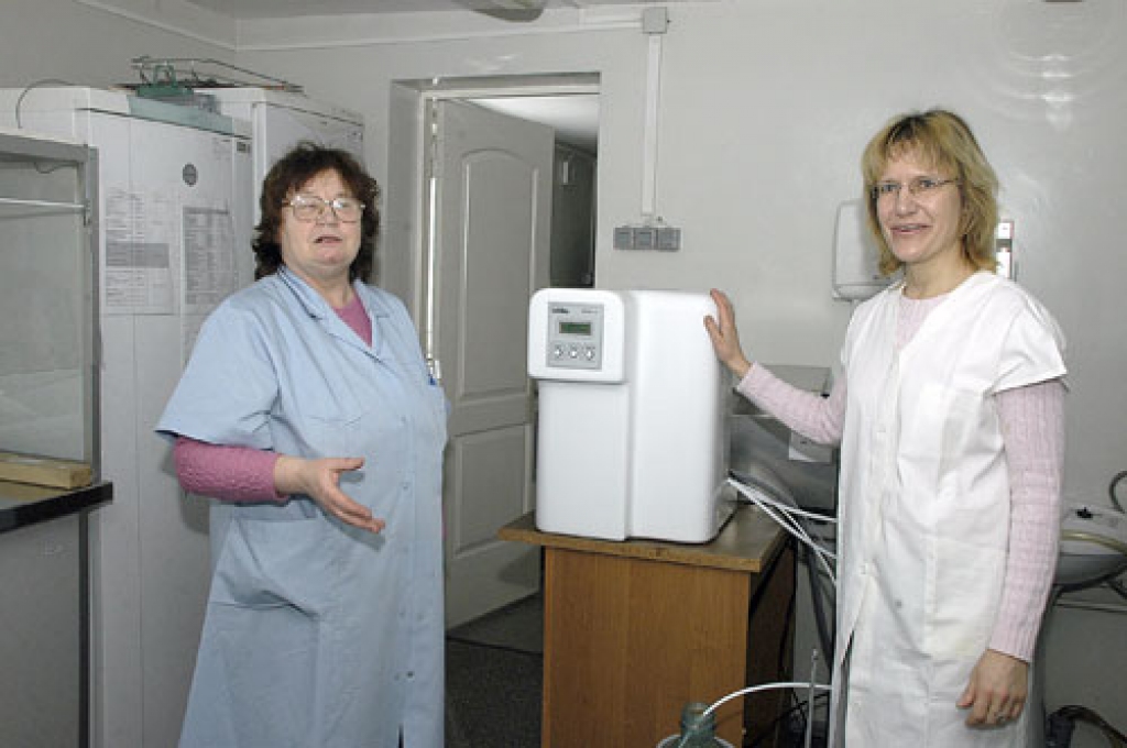 Laboratorijas vadītāja Solveiga Gintere (no labās) un mikrobioloģe Raita Fišere.