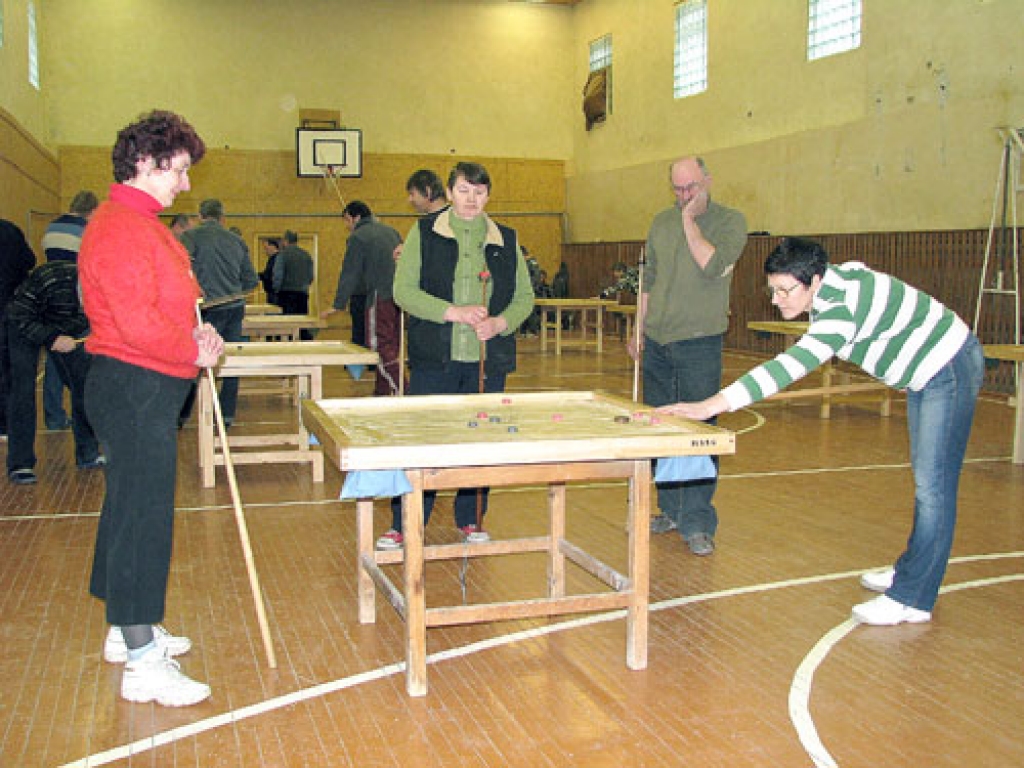 SIEVIEŠU konkurencē pirmo vietu izcīnīja Inese Jākoba no Bauskas (no kreisās), otro vietu – Biruta Siliņa no Baldones (no labās), bet trešo – Aina Slucka no Dāviņiem. 