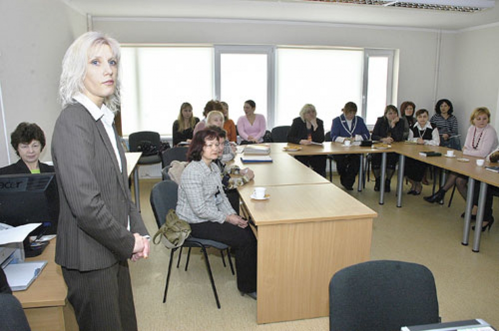 Iveta Leitlante (priekšplānā), ekonomikas pasniedzēja, seminārā kolēģes aicināja izmantot iespēju piedalīties dažādos starptautiskos projektos. 