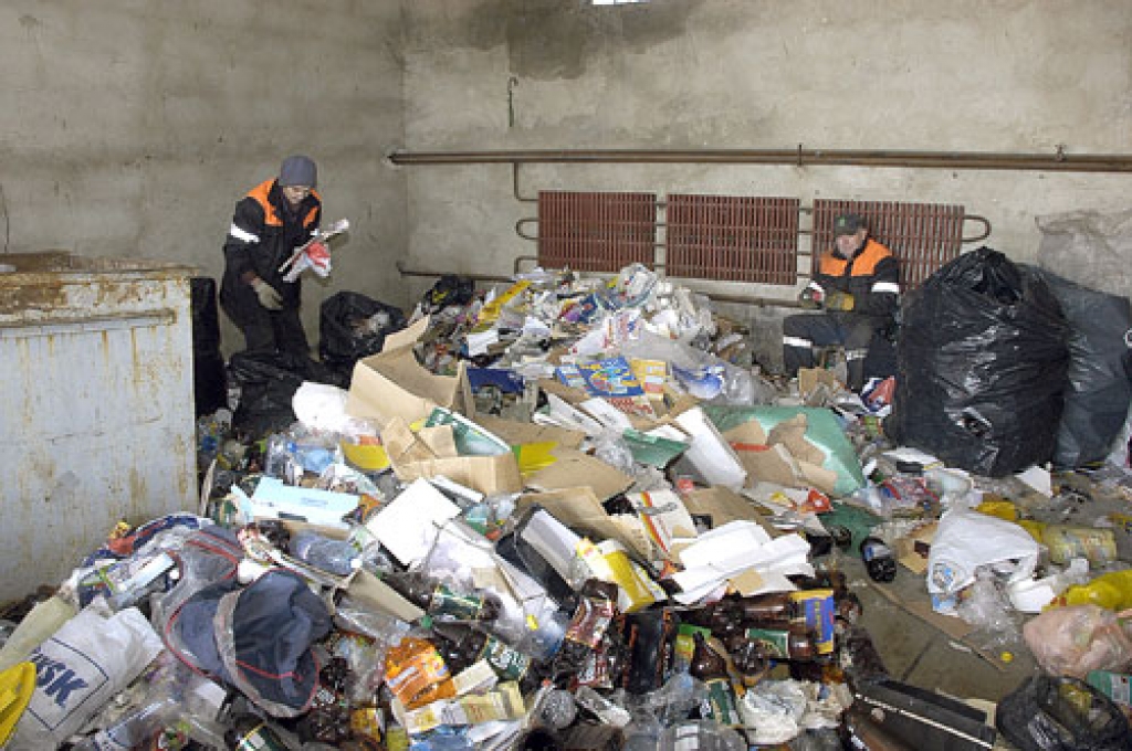 Dzeltenajos konteineros samestos papīrus un PET pudeles šķiro uzņēmuma «Vides serviss» angārā. Pēc tam tos nodod tālākai pārstrādei.  