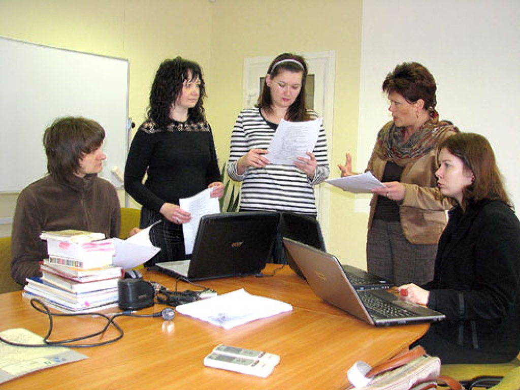 Nodarbībās piedalījās skolotājas Krista Rieksta (no kreisās), Iveta Ročāne, Kristīne Patmalniece un lektores no Rīgas Baiba Birbele un Evija Brauča. 