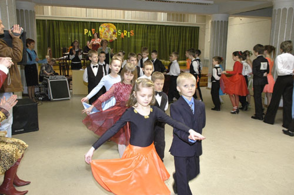 Uzvaras vidusskolā bērni līdz vēlai 20. marta pēcpusdienai virpuļoja deju ritmos koši un krāšņi kā ziedi. 