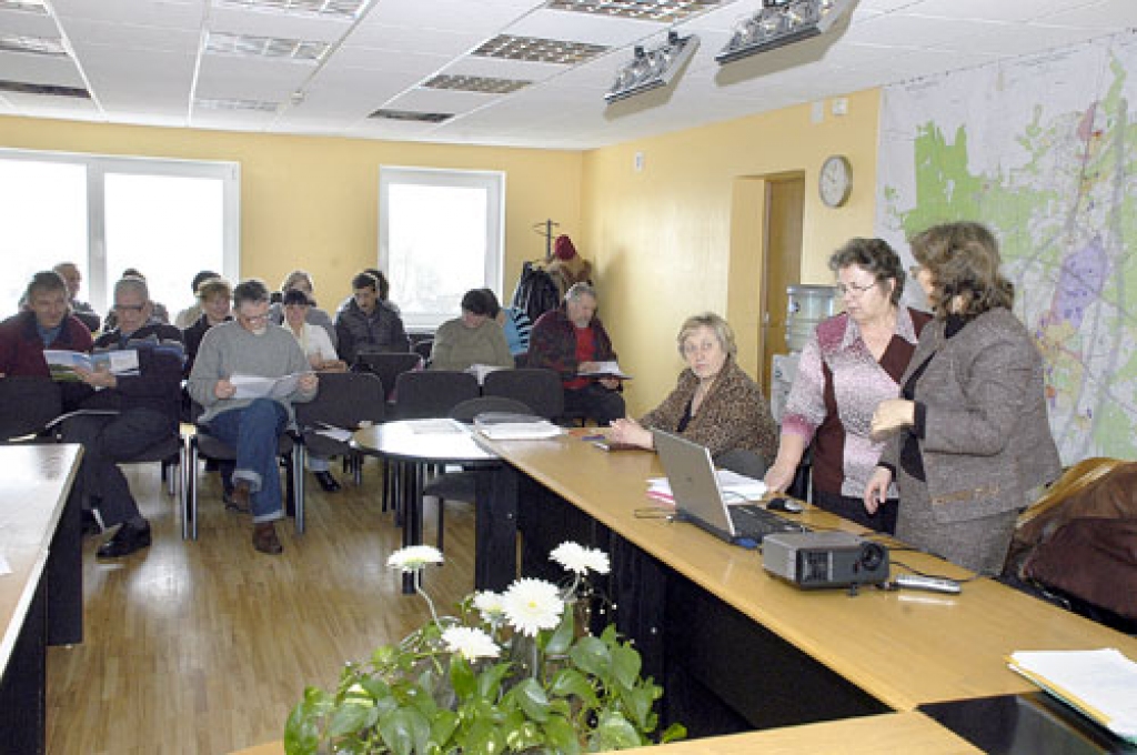 Par pārmaiņām nodokļu likumdošanā Iecavas novada zemniekiem un uzņēmējiem stāstīja VID Zemgales reģionālās iestādes Bauskas nodaļas pārstāves Irina Jegopa (no labās) un Laimīte Spale. 