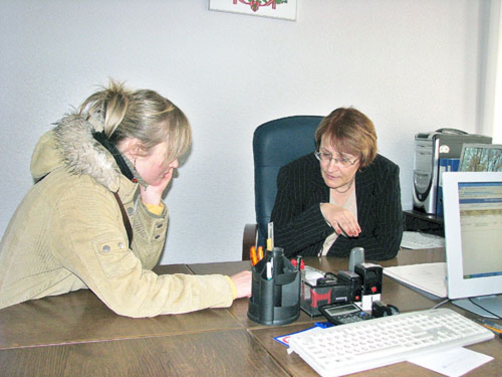 Zentu Reliņu (no labās), Zemgales apgabaltiesas zvērinātu notāri, patīkami pārsteidzis apmeklētāju skaits Notāru dienā. 