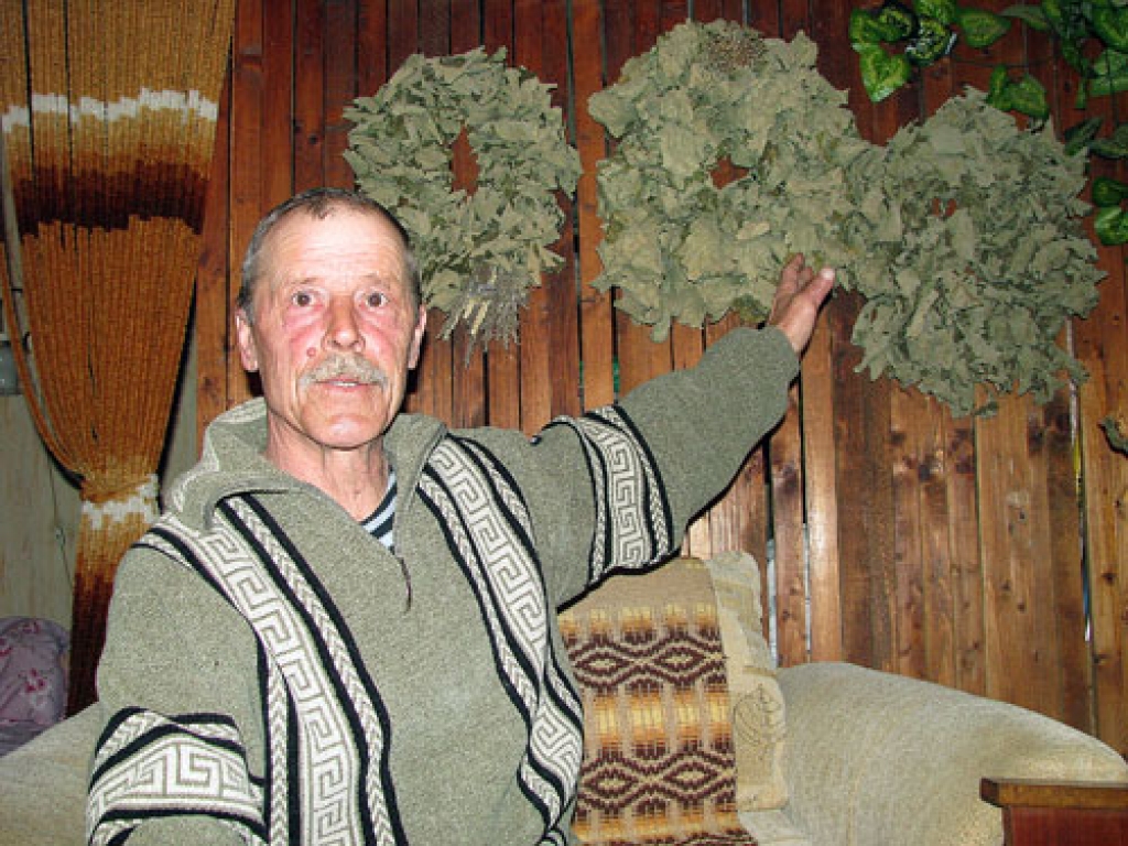 Jānim Naglāzim mājās glabājas Jāņu vainagi – no kaimiņiem, no kolēģiem un māsas. Katru gadu trīs pagājušā gada vainagi tiek dedzināti ugunskurā un atkal saņemti trīs jauni.