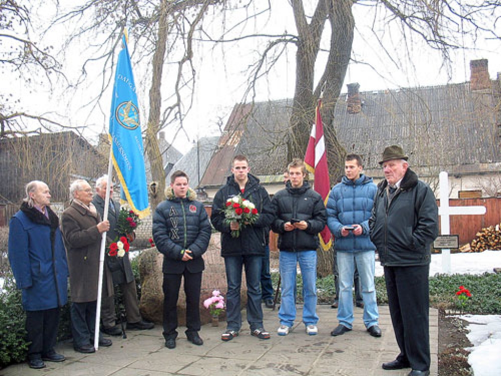 Kritušo karavīru atdusas vietā pie Bauskas Svētā Gara evaņģēliski luteriskās baznīcas atceres brīdī dzeju runāja pilsētas 2. vidusskolas jaunieši.