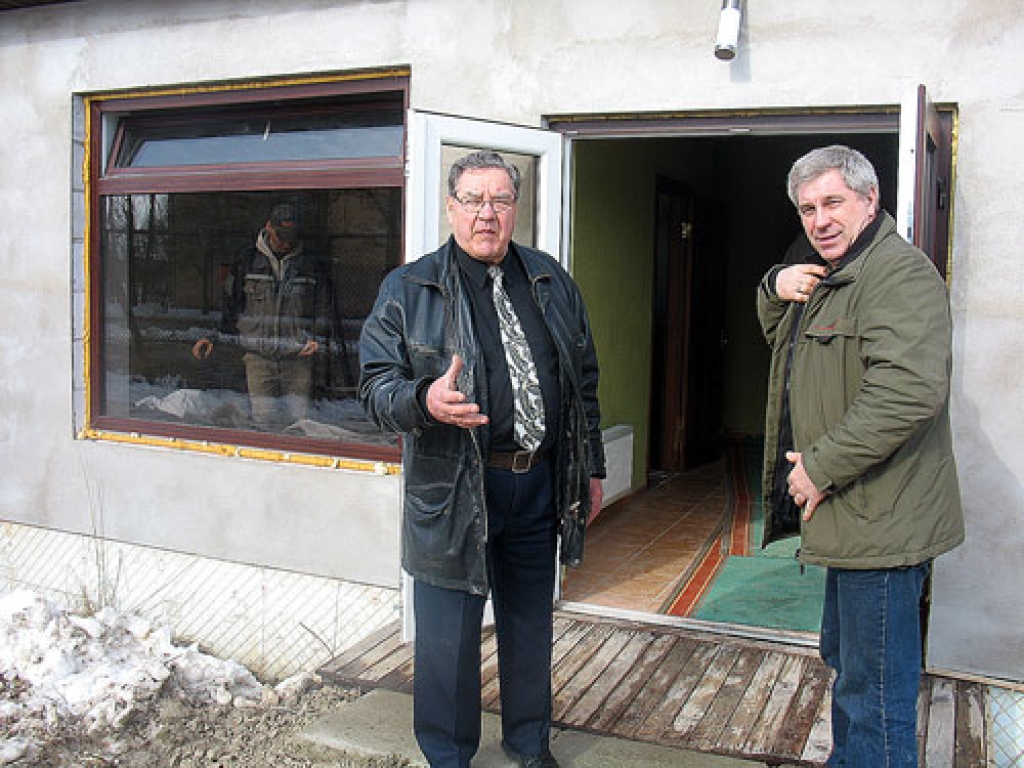 Valsts tehniskās uzraudzības aģentūras Bauskas rajona nodaļas vadītājs Maigonis Jēgers (no kreisās) pārrunā īres noteikumus ar ēkas saimnieku, zemnieku saimniecības «Aveņi» vadītāju Boļeslavu Marinski.