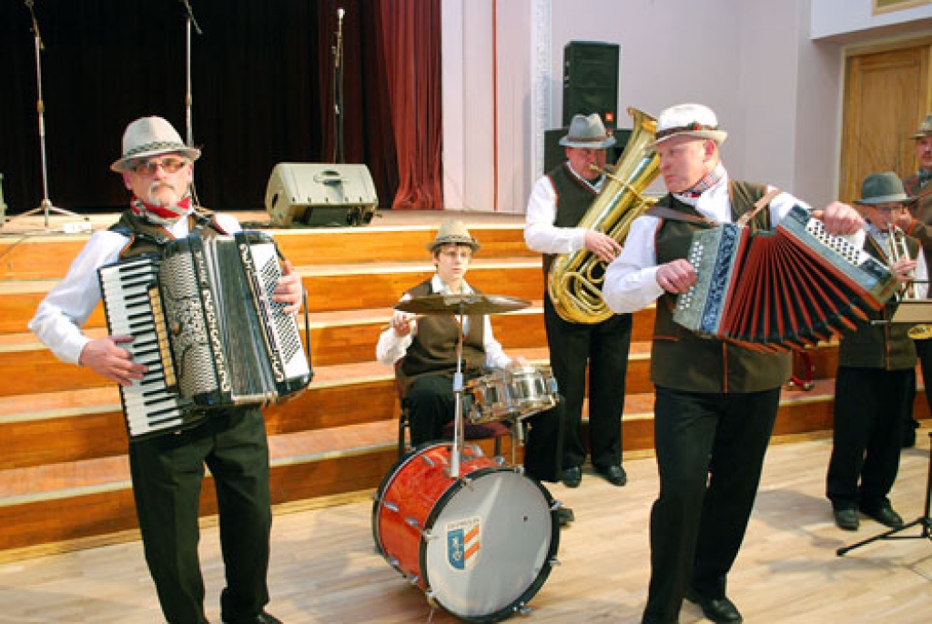 Uzstājas tautas muzikanti no Žeimes.