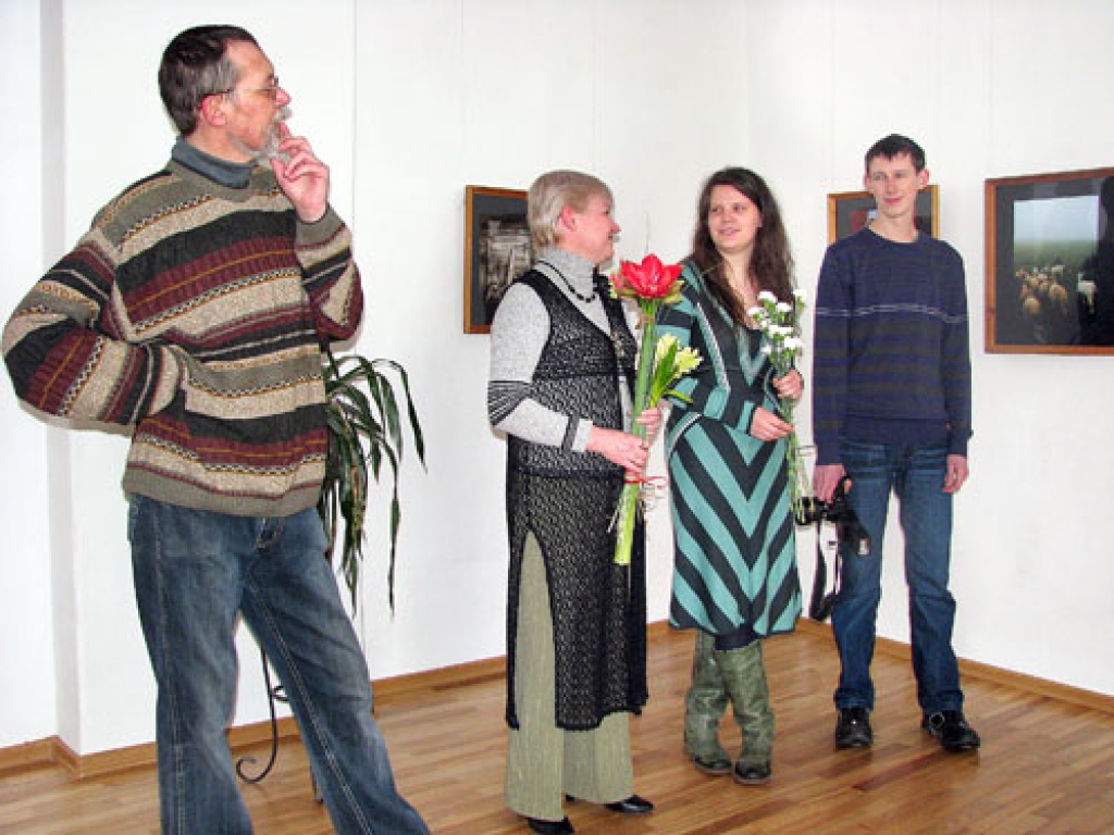 Šlosbergu ģimene – Guntis (no kreisās), Jadviga, Kristīne un Artūrs – izstādes atklāšanā muzejā.