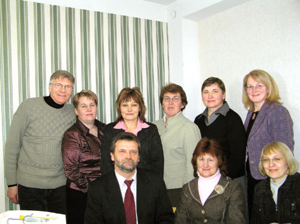 Kaimiņvalsts bibliotekāru grupa, pirmajā rindā no kreisās Biržu rajona bibliotēkas direktors Vīgants Muralis. Viņam aizmugurē – Bauskas Centrālās bibliotēkas speciālistes Ērika Pelcere un Aina Mūrniece.