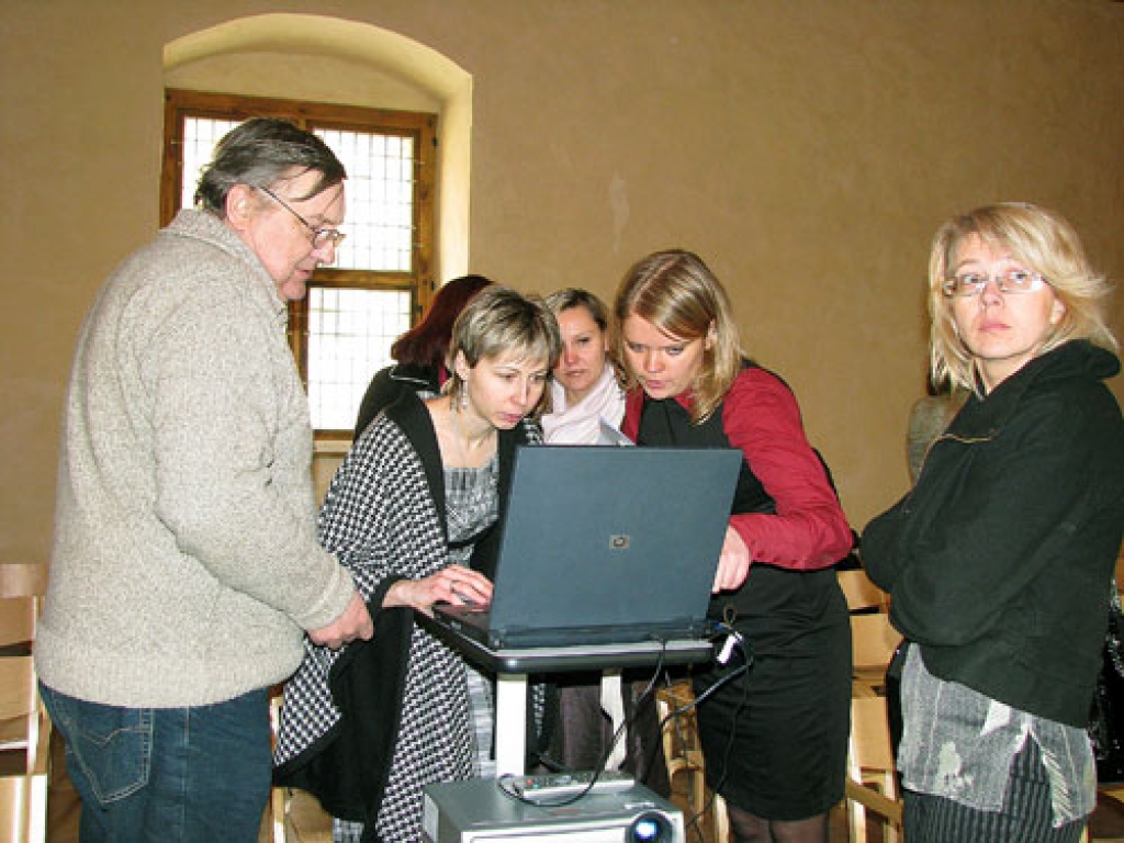 Tūrisma uzņēmējiem pieredzi atklāja biedrības «Siguldas novada tūrisma asociācija» izpilddirektore Inese Vīksne (no labās), Jūrmalas pilsētas Tūrisma informācijas centra darbiniece Dace Strēle un citi viesi. Organizētāju pārstāvei Bauskas TIC direktorei Inesei Turkupolei-Zilpurei (centrā) ar tehnisko nodrošinājumu līdzēja Bauskas pils muzeja darbinieks Aivars Jansons. 