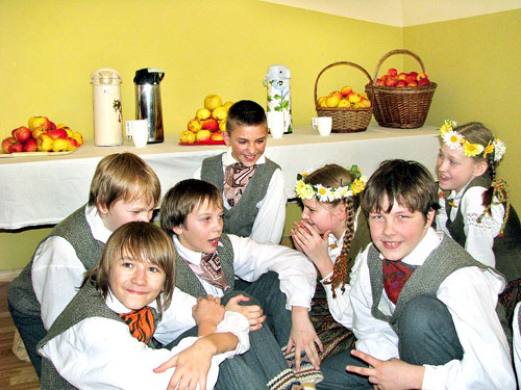 Bauskas 1. vidusskolas dejotāji – Jānis Paškevics (no kreisās), Edijs Breijers, Valts Dreimanis, Roberts Zoliņš, Elīna Borisāne, Monta Krilova, Reinis Kirilko – Tamāras Lisovcovas vadībā dzejnieka Viļa Plūdoņa atceres sarīkojumā izpildīja daudzveidīgu repertuāru. 