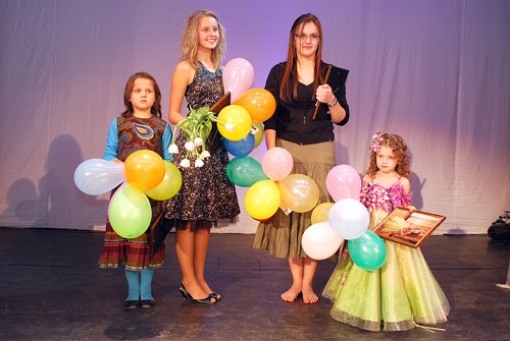 Konkursa «Bauskas balsis 2009» uzvarētājas: Anna Karele (no kreisās), Ieva Karpoviča, Ieva Lavrinoviča, Amanda Ivulāne. 