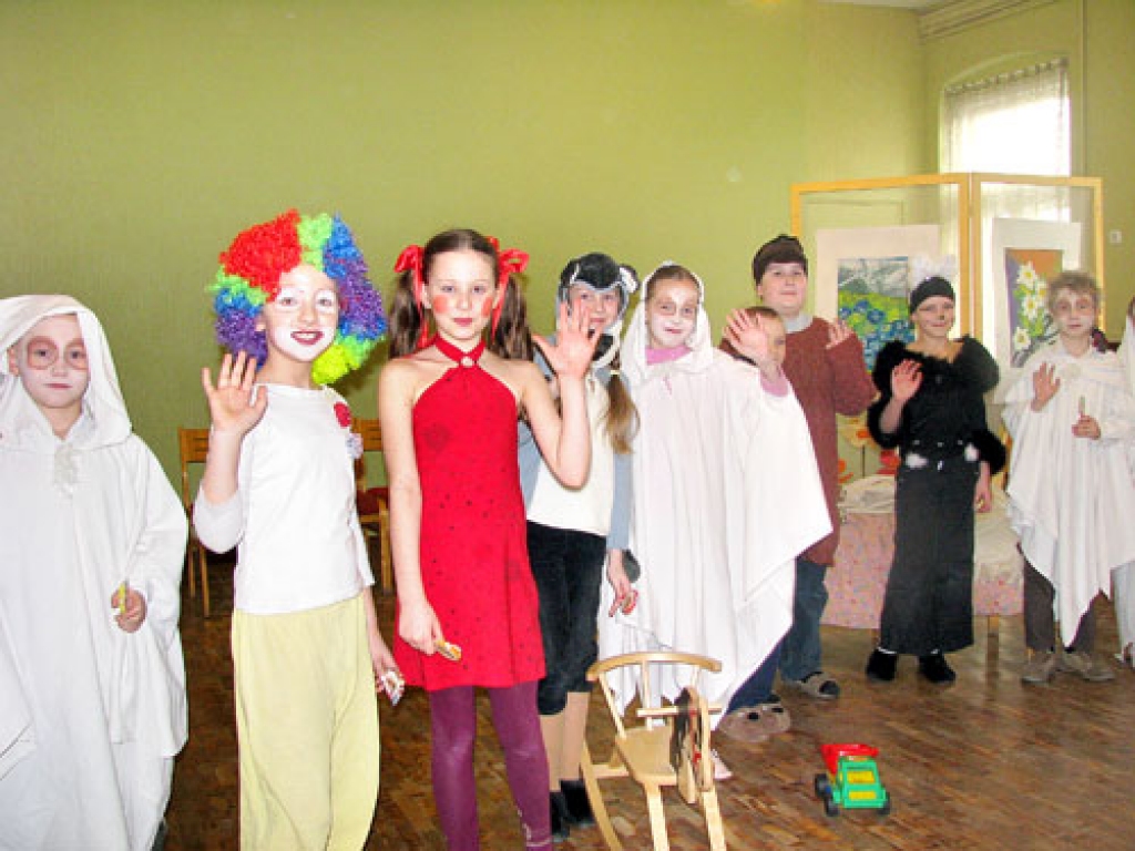 Codes sākumskolas 1. – 4. klašu teātra trupa.