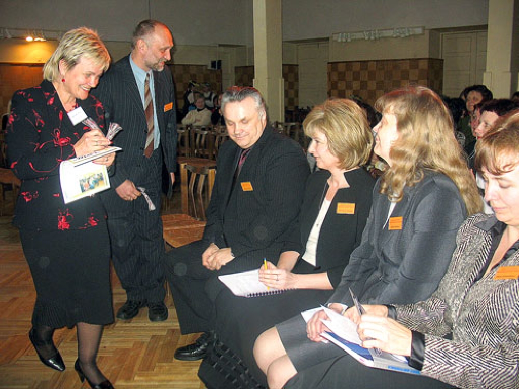 Bauskas 1. vidusskolas direktora vietniece Ināra Graudiņa (no kreisās) pateicas akreditācijas komisijas locekļiem par rūpīgo skolas darba izvērtēšanu.